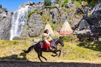 Winnetou vor dem Wasserfall - Enorme Wege legen Pferde und Schauspieler während der Show zurück. • © ummeteck.de - Silke Schön