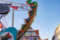Nessy Allerheiligenkirmes Soest 2022 - Nessy heißt die Riesenschaukel, die im November 2022 in Soest gastiert. • © ummeteck.de - Christian Schön