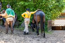 Dein Pferd - Dein Partner - Die Pferde leben das ganze Jahr auf der Anlage. Ihnen wird nicht langweilig. Jedes Pferd hat seinen festen Reiter für die jeweilige Show, denn Vertrauen und Beziehung geben Stabilität in der Show. Denn obwohl sie schusssicher sind und sich kaum erschrecken - man weiß ja nie. Fluchttier bleibt Fluchttier.  • © ummeteck.de - Silke Schön