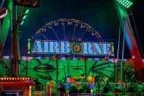 Airborne (Ordelman) - Kirmes-Fahrgeschäft - Besonders beeindruckend ist eine Fahrt abends, wenn die LED-Lichter leuchten und man eine Sicht über die Kirmes hat.  • © ummeteck.de - Christian Schön