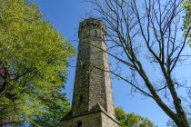 Vincketurm in Dortmund - Bilder - Anlass- und Namensgeber des Turmbaus war Ludwig von Vincke (1774-1844), dem Anfang des 19. Jahrhunderts die nebenliegende Burgruine Hohensyburg gehörte, der sich aber auch um den Aufgbau der Region verdient gemacht hat. • © ummeteck.de - Christian Schön