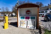 Praktisch für alle Radfahrer des Bergischen Panoramaradweges - Ein Parkplatz befindet sich direkt am Alten Bahnhof, ebenso eine Lade- und Reparaturstation für E-Bikes. • © ummeteck.de - Christian Schön