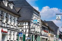 Rund um den Marktplatz befinden sich zahlreiche schmucke Fachwerkhäuser. • © ummeteck.de - Silke Schön