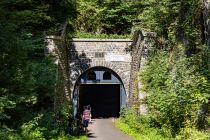 Eingangsportal des Tunnels - So sieht der ehemalige Eisenbahntunnel an dem einen Ende aus. Er stammt aus dem Jahre 1903 und ist 724 Meter lang. • © ummeteck.de - Silke Schön