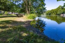 Badestelle Loopacabana - Hier eine der beiden Badestellen mit Rollkies. Der Zugang zum Wasser ist flach. Das Baden erfolgt dennoch auf eigene Gefahr. • © ummeteck.de - Silke Schön