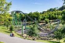 Fort Fun Achterbahn Speedsnake - 1982 wurde die Bahn unter dem Namen Wirbelwind eröffnet und erst im Jahr 2010 in Speedsnake umbenannt. In dem Jahr erhielt die Bahn auch erstmals einen neuen Zug - der ehemalige war orange im 80er Jahre Design. Der neue war schwarz/rot.  • © ummeteck.de - Silke Schön