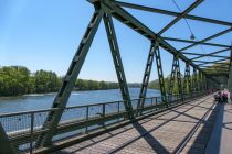 Bilder vom Hengsteysee im Ruhrgebiet - Die Brücke Schiffswinkel am Laufwasserkraftwerk verbindet Hagen und Herdecke. Auf der Brücke befinden sich Werksgleise, die jedoch so gut wie nicht mehr genutzt werden. Ansonsten ist die Brücke den Fußgängern und Radfahrern vorbehalten. • © ummeteck.de - Christian Schön