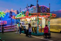 Greifautomat Kirmes Meinerzhagen - Ein bisschen Glück muss man schon haben am Greifautomaten. • © ummeteck.de - Silke Schön