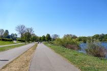 Du kannst den Kemnader See auf einem Rundweg erkunden. Er ist etwas mehr als zehn Kilometer lang. • © ummeteck.de - Christian Schön