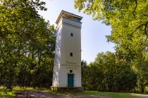 Der helle Turm wurde bereits 1929 erbaut und ist 14 Meter hoch (oder 16 Meter, es gibt unterschiedliche Angaben, und Nachmessen gestaltet sich schwierig).  • © ummeteck.de - Silke Schön