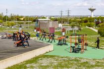 Die Outdoor-Fitness-Geräte sind seit 2020 im Neuland-Park verfügbar und für jeden nutzbar.  • © ummeteck.de - Christian Schön