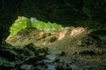 Blick heraus aus dem Zwergenloch - So sieht es von drinnen nach draußen aus. Tipp: Eine Taschenlampe mitnehmen - die Handy-Taschenlampe reicht definitiv nicht.  • © ummeteck.de - Silke Schön