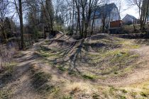 m sauerländischen Meinerzhagen gibt es für die bikefreudigen Kids einen Dirtbikepark.

Das kleine Areal umfasst 300 m² und liegt zentrums- und dennoch naturnah. Der Kurs ist variabel befahrbar. Für extra Speed sorgt ein niedriger Holzturm.  • © ummeteck.de - Silke Schön