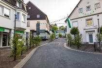 Kirchstraße Meinerzhagen - Auch in der Kirchstraße wird Wert auf ordnungsgemäße Farbausstattung zum Schützenfest gelegt. • © ummeteck.de - Silke Schön