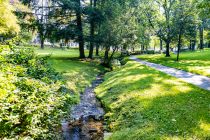 Im Volkspark gibt es einige kleine Gewässer, wie diesen Bachlauf. • © ummeteck.de - Silke Schön