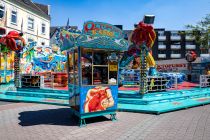 Octopussy (Markmann) - Fahrgeschäft auf der Kirmes - 50 Personen können in 25 Gondeln mitfahren.  • © ummeteck.de - Christian Schön