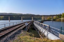 Rundweg Biggesee ab Olpe - Ab Olpe kannst Du am Obersee einen circa drei Kilometer langen Rundweg laufen, die Valentinsrunde. Dort läufst Du über diese kleine Brücke neben den Gleisen. • © ummeteck.de - Christian Schön