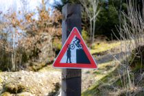 Dieses Schild solltest Du auf jeden Fall ernst nehmen, denn es kommt schon mal ein Biker über den Weg gesprungen.  • © ummeteck.de - Silke Schön