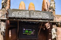Welcome to the Black Mamba - Wie an allen Fahrgeschäften im Phantasialand siehst Du auf einer Anzeige am Eingang die aktuelle Wartezeit. Mit dem Quick Pass geht es schneller. • © ummeteck.de - Silke Schön