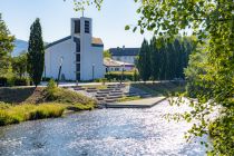 Plettenberg und seine Lenne - Am Nordufer, zum Ortsteil Eiringhausen gehörend, befindet sich die St. Johannes-Baptist-Kirche und davor die Plettenberger Waterkant, eine Art Stegbereich mit Stufen zum sitzen und verweilen.  • © ummeteck.de - Silke Schön