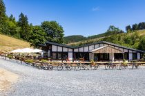 Hellermanns Hütte hat einen Biergarten mit Blick auf den "Trail-Berg". • © ummeteck.de - Christian Schön