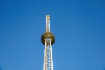 SkyFall (Goetzke) - Freefalltower auf der Kirmes - Zum Schaustellerbetrieb von Michael Goetzke aus München gehört der SkyFall.  • © ummeteck.de - Christian Schön