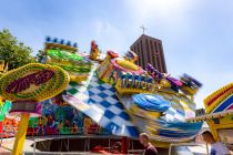 Take Off (Ruppert) - Fahrgeschäft auf der Kirmes - Der Kick ist das Aufrichten der gesamten Plattform wie zum Beispiel auch beim Flipper. Das kann hier bis etwa 70 Grad geschehen. • © ummeteck.de - Christian Schön