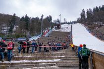 FIS-Skisprung-Weltcup Willingen - Da die Mühlenkopfschanze keine Matten auf dem Auslauf hat, kann sie ausschließlich bei Schnee gesprungen werden. Und da die Präparierung so immens aufwändig ist, kommt das eben nur zum Weltcup vor.  • © ummeteck.de - Christian Schön