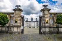 Wie Schloss Bensberg früher genutzt wurde - m Schloss waren zu anderen Zeiten aber auch noch ein Lazarett und eine Kadettenanstalt untergebracht, es wurde als Verwaltungsgebäude sowie vor und während des Zweiten Weltkrieges als Erziehungsanstalt und nach dem Krieg als Unterkunft der Besatzungskräfte genutzt. Es hatte streckenweise keinen guten Zustand, ist ja auch nicht ganz günstig, so einen großen Komplex zu erhalten.  • © ummeteck.de - Christian Schön