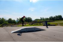 Die Rampe - Oben findest Du das Wilhelm-Biesterfeld-Stadion, wo Du auch parken kannst. Die Rampe ist ein Element auf dem Platz. • © ummeteck.de - Silke Schön