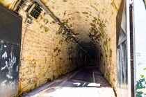 Von November bis Mitte April sind die Türen zum Wegeringhauser Tunnel geschlossen. Dann gehört er komplett den geschützten Fledermäusen, die dort überwintern. • © ummeteck.de - Silke Schön