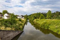 Fluss Agger in Engeskirchen - Hinter dem Kraftwerk geht der Fluss Agger seinen (begradigten) Verlauf weiter, um im besagten zweiten Stausee Ehreshoven II zu münden. • © ummeteck.de - Silke Schön