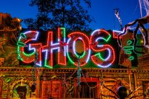 Ghost - Laufgeschäft Kirmes - Das Ghost ist keine Geisterbahn, denn man muss selbst laufen. Ein Laufgeschäft also, das aber einer Geisterbahn in nichts nachsteht. Hier gesichtet auf der Sim Jü 2022. • © ummeteck.de - Christian Schön