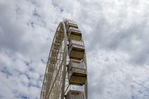 Riesenrad Grand Soleil (Göbel) - Kirmes Bilder - Auf eine Höhe von immerhin 48 Metern bringt es das noch relativ neue Riesenrad Grand Soleil.  • © ummeteck.de - Christian Schön