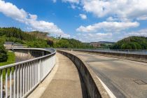 Seit 1990 steht die Talsperrenmauer sowie die angrenzenden Gebäude unter Denkmalschutz.  • © ummeteck.de - Christian Schön