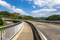 Seit 1990 steht die Talsperrenmauer sowie die angrenzenden Gebäude unter Denkmalschutz.  • © ummeteck.de - Christian Schön