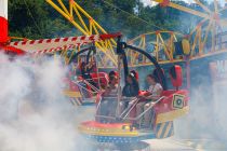 Hurricane (Heine) - Kirmes Bilder - Das Karussel dreht sich mit 15 Umdrehungen in der Minute und die einzelnen Gondeln werden zusätzlich von unten mit einer Exzentertechnik in unterschiedlichste Richtungen bewegt.  • © ummeteck.de - Christian Schön