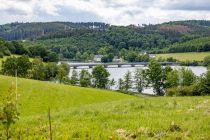 Blick auf die Brücke, die das Meinerzhagener mit dem Drolshagener Stadtgebiet verbindet.  • © ummeteck.de - Silke Schön