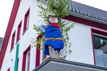 Hoppe Keramik in der Kirchstraße stattet den Schützen mit einem Blaukittel und einem großen selbstgebrannten Gefäß aus. • © ummeteck.de - Silke Schön