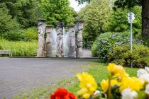 1974 erschuf der Bildhauer Michael Schwarze den Säulenbrunnen im Kurpark, dessen Gegensätzlichkeit Du Dir am besten in Ruhe anschaust und wirken lässt.  • © ummeteck.de - Silke Schön