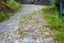 Historisches Pflaster am Schloss Homburg - Sehr alte Pflastersteine aus dem Mittelalter auf dem Weg ins Innere. • © ummeteck.de - Silke Schön