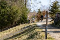 Das Benutzen des Schleppliftes erfordert allerdings einiges an Koordination und Gleichgewicht, vor allem an dieser Stelle. Sobald der Weg überquert ist, bleibst Du mit dem Bike fast stehen, bis der Schlepplift wieder anzieht.  • © ummeteck.de - Silke Schön