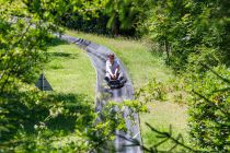 Sommerrodelbahn Panorama Park - Übrigens: Wenn es im Herbst bereits etwas früher dunkel wird, kannst Du den Fichtenflitzer dank Flutlicht trotzdem nutzen!  • © ummeteck.de - Christian Schön