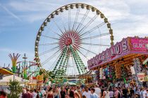 252 Personen passen maximal in das Riesenrad Bellevue von Oskar Bruch aus Düsseldorf.  • © ummeteck.de - Christian Schön