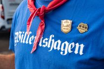 Willertshagen: Heimat der Osterbauern - Eindeutig zu erkennen sind die Osterbauern an ihren blauen T-Shirts. • © ummeteck.de - Silke Schön