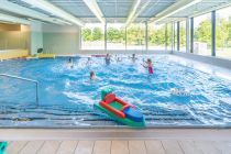 Hallenbad Waldbröl - Das barrierefreie Hallenbad bietet ein 25-Meter-Becken mit Sprungturm (ein und drei Meter), ein Lehrschwimmbecken und einen extra Bereich für die Minis.  • © BALNEO Badewelt