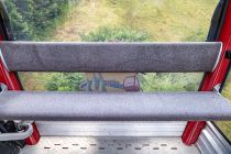 Sitze in der Gondel der Ettelsberg Seilbahn - Eine der roten Gondeln bietet Platz für acht Personen. Die Fahrt dauert um die vier Minuten. • © ummeteck.de - Christian Schön
