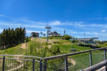 Blick von der Brücke - Blick vom Ende der Brücke (eine Abstiegsmöglichkeit: eine steile Rutsche) auf die Bergstation der Sesselbahn und den Beginn einiger Biketrails im Bikepark. • © ummeteck.de - Christian Schön