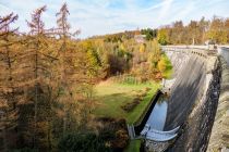 Die Staumauer ist fast 34 Meter hoch und hat eine Kronenlänge von 260 Meter. Die Kronenbreite liegt bei 4,45 Meter. • © ummeteck.de - Silke Schön