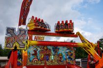 X-Force (Klinge) - Fahrgeschäft auf der Kirmes - Vom niederländischen Hersteller KMG stammt das Fahrgeschäft X-Force, das es auch noch unter anderen Namen gibt und zur Gattung der Family Surf Rides gehört.  • © ummeteck.de - Christian Schön